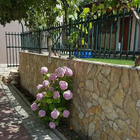 Nylo Apartment Split