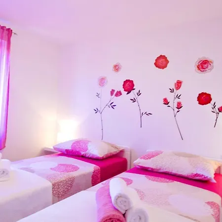 Nylo Apartment Split